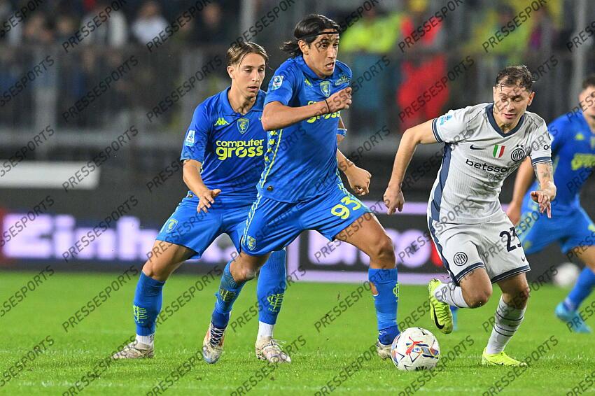 Foto IPP/Roberto Ramaccia Empoli 30/10/2024 Campionato di Calcio Serie A 2024/2025 Empoli vs Inter Nella foto Youssef Maleh in azione palla al piede contrastato da Nicolo Barella Italy Photo Press - World Copyright EMPOLI-INTER MILAN (0-3) 