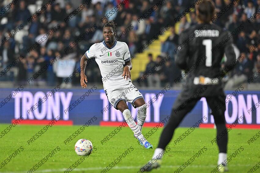 Foto IPP/Roberto Ramaccia Empoli 30/10/2024 Campionato di Calcio Serie A 2024/2025 Empoli vs Inter Nella foto Yann Aurel Bisseck in azione palla al piede Italy Photo Press - World Copyright EMPOLI-INTER MILAN (0-3) 