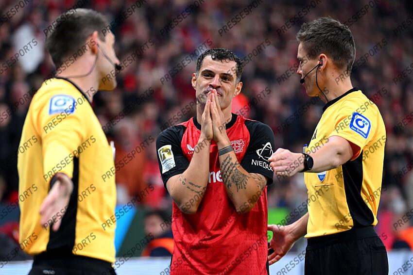 v.l. Granit Xhaka (Leverkusen), Schiedsrichter Daniel Siebert Leverkusen, 01.11.2024, Fussball, Bundesliga, Bayer 04 Leverkusen - VfB Stuttgart BAYER LEVERKUSEN-VfB STUTTGART (0-0) 