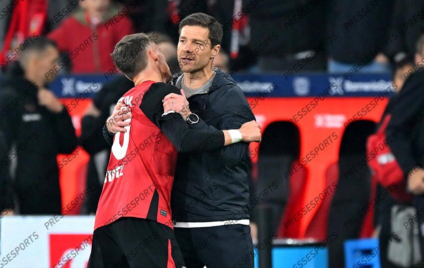 v.l. Florian Wirtz, Trainer Xabi Alonso (Leverkusen) Leverkusen, 01.11.2024, Fussball, Bundesliga, Bayer 04 Leverkusen - VfB Stuttgart BAYER LEVERKUSEN-VfB STUTTGART (0-0) 