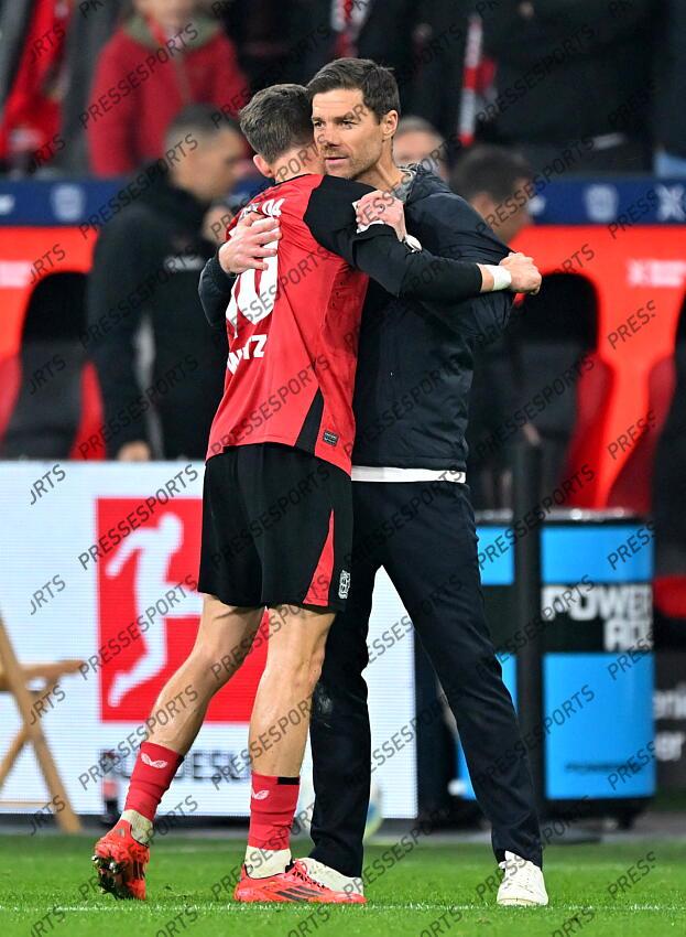 v.l. Florian Wirtz, Trainer Xabi Alonso (Leverkusen) Leverkusen, 01.11.2024, Fussball, Bundesliga, Bayer 04 Leverkusen - VfB Stuttgart BAYER LEVERKUSEN-VfB STUTTGART (0-0) 