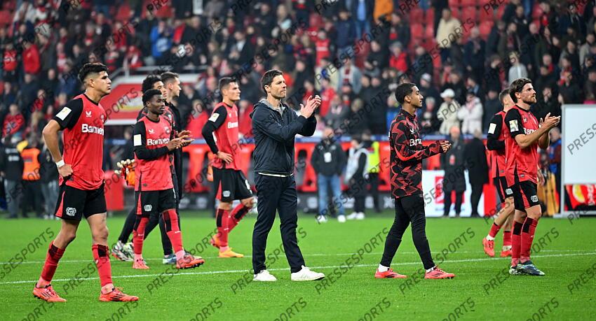 v.l. Piero Hincapie, Nathan Tella, Trainer Xabi Alonso (Leverkusen), Arthur, Jonas Hofmann nach Spielende Leverkusen, 01.11.2024, Fussball, Bundesliga, Bayer 04 Leverkusen - VfB Stuttgart BAYER LEVERKUSEN-VfB STUTTGART (0-0) 