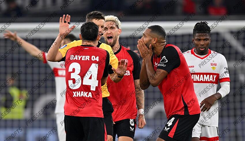 v.l. Granit Xhaka (Leverkusen), Schiedsrichter Daniel Siebert, Robert Andrich, Jonathan Tah, El Bilal Toure (Stuttgart) Leverkusen, 01.11.2024, Fussball, Bundesliga, Bayer 04 Leverkusen - VfB Stuttgart BAYER LEVERKUSEN-VfB STUTTGART (0-0) 