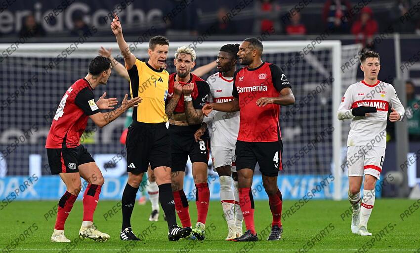 v.l. Granit Xhaka (Leverkusen), Schiedsrichter Daniel Siebert, Robert Andrich, El Bilal Toure (Stuttgart), Jonathan Tah Leverkusen, 01.11.2024, Fussball, Bundesliga, Bayer 04 Leverkusen - VfB Stuttgart BAYER LEVERKUSEN-VfB STUTTGART (0-0) 