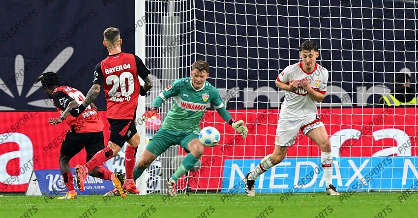 nicht gegebenes Tor v.l. Torschuetze Jeremie Frimpong (Leverkusen), Alejandro Grimaldo, Torwart Alexander Nuebel (Stuttgart), Anthony Rouault Leverkusen, 01.11.2024, Fussball, Bundesliga, Bayer 04 Leverkusen - VfB Stuttgart BAYER LEVERKUSEN-VfB STUTTGART (0-0) 