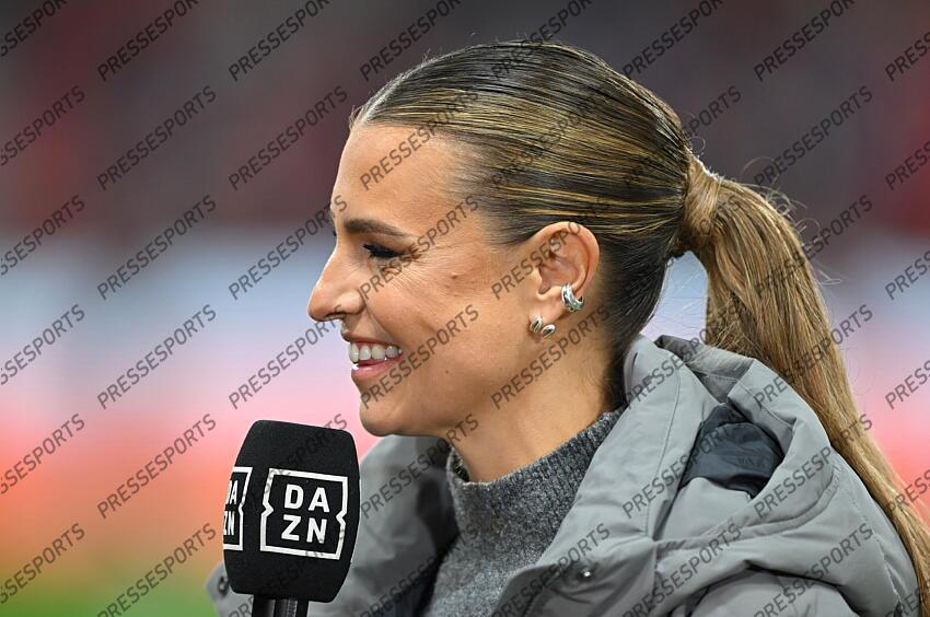 Moderatorin Laura Wontorra (DAZN) Leverkusen, 01.11.2024, Fussball, Bundesliga, Bayer 04 Leverkusen - VfB Stuttgart BAYER LEVERKUSEN-VfB STUTTGART (0-0) 