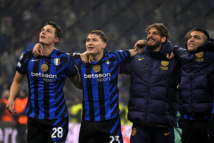 Foto IPP/Paolo Bona Milano 06/11//2024 UEFA Champions League di Calcio stagione 2024/2025 partita Inter-Arsenal Nella foto l’esultanza di Benjamin Pavard con Nicolo Barella il terzo portire Raffaele Di Gennaro e Lautaro Martinez dopo la vittoria Italy Photo Press Worldwide Copyright INTER MILAN-ARSENAL (1-0) 