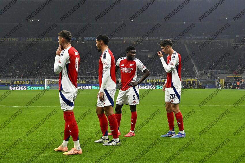 Foto IPP/Paolo Bona Milano 06/11//2024 UEFA Champions League di Calcio stagione 2024/2025 partita Inter-Arsenal Nella foto Ben White, William Saliba, Thomas Partey e Kai Havertz Italy Photo Press Worldwide Copyright INTER MILAN-ARSENAL (1-0) 
