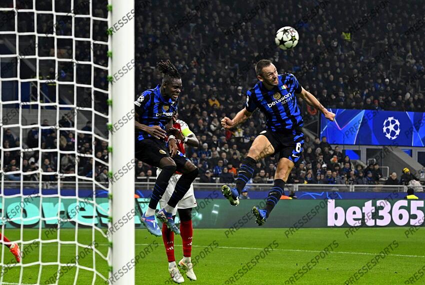 Foto IPP/Paolo Bona Milano 06/11//2024 UEFA Champions League di Calcio stagione 2024/2025 partita Inter-Arsenal Nella foto Yann Bisseck e Stefan de Vrij Italy Photo Press Worldwide Copyright INTER MILAN-ARSENAL (1-0) 