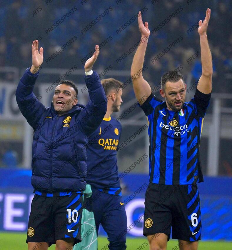 Foto IPP/Paolo Bona Milano 06/11//2024 UEFA Champions League di Calcio stagione 2024/2025 partita Inter-Arsenal Nella foto l’esultanza dei giocatori dell’Inter Lautaro Martinez e Stefan de Vrij dopo la vittoria Italy Photo Press Worldwide Copyright INTER MILAN-ARSENAL (1-0) 