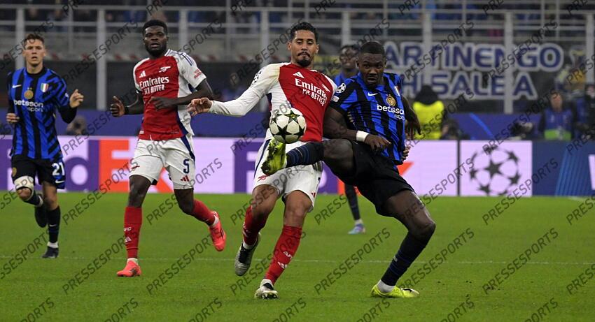 Foto IPP/Paolo Bona Milano 06/11//2024 UEFA Champions League di Calcio stagione 2024/2025 partita Inter-Arsenal Nella foto William Saliba e Marcus Thuram Italy Photo Press Worldwide Copyright INTER MILAN-ARSENAL (1-0) 