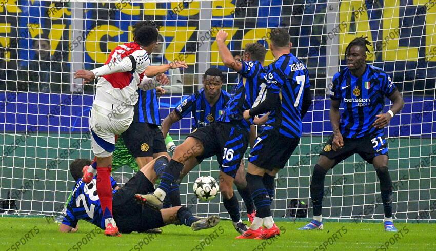 Foto IPP/Paolo Bona Milano 06/11//2024 UEFA Champions League di Calcio stagione 2024/2025 partita Inter-Arsenal Nella foto sei giocatori dell' Inter contrastano il tiro di Gabriel Magalhaes Italy Photo Press Worldwide Copyright INTER MILAN-ARSENAL (1-0) 