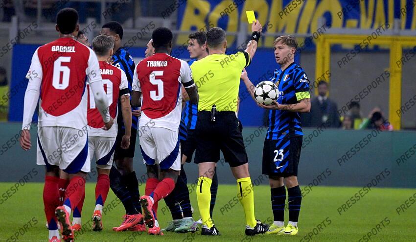 Foto IPP/Paolo Bona Milano 06/11//2024 UEFA Champions League di Calcio stagione 2024/2025 partita Inter-Arsenal Nella foto l’arbitro Istvan Kovacs ammonisce Nicolo’ Barella e Gabriel Jesus Italy Photo Press Worldwide Copyright INTER MILAN-ARSENAL (1-0) 