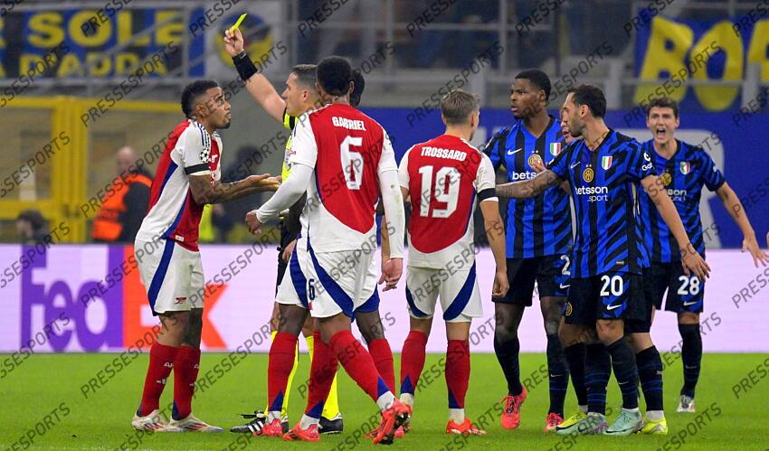 Foto IPP/Paolo Bona Milano 06/11//2024 UEFA Champions League di Calcio stagione 2024/2025 partita Inter-Arsenal Nella foto l’arbitro Istvan Kovacs ammonisce Gabriel Jesus Italy Photo Press Worldwide Copyright INTER MILAN-ARSENAL (1-0) 