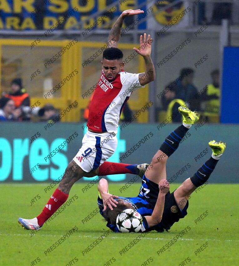 Foto IPP/Paolo Bona Milano 06/11//2024 UEFA Champions League di Calcio stagione 2024/2025 partita Inter-Arsenal Nella foto Nicolo’ Barella e Gabriel Jesus Italy Photo Press Worldwide Copyright INTER MILAN-ARSENAL (1-0) 