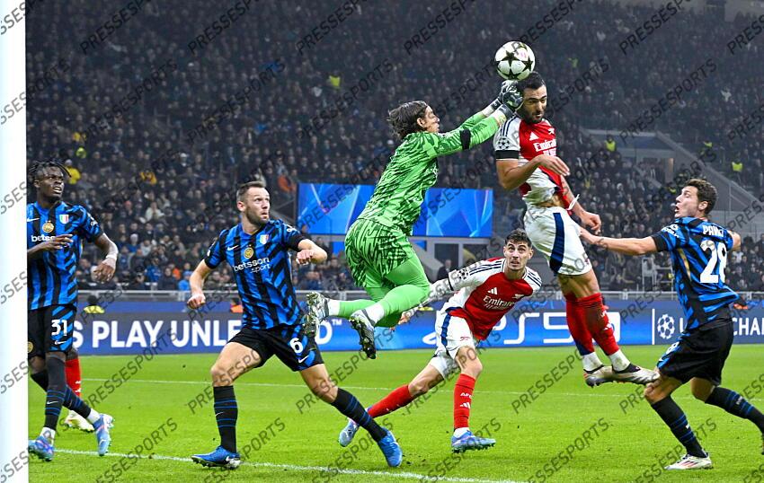 Foto IPP/Paolo Bona Milano 06/11//2024 UEFA Champions League di Calcio stagione 2024/2025 partita Inter-Arsenal Nella foto Yann Sommer esce su Mikel Merino Italy Photo Press Worldwide Copyright INTER MILAN-ARSENAL (1-0) 