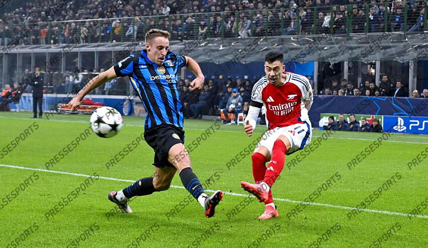 Foto IPP/Paolo Bona Milano 06/11//2024 UEFA Champions League di Calcio stagione 2024/2025 partita Inter-Arsenal Nella foto Davide Frattesi e Gabriel Martinelli Italy Photo Press Worldwide Copyright INTER MILAN-ARSENAL (1-0) 