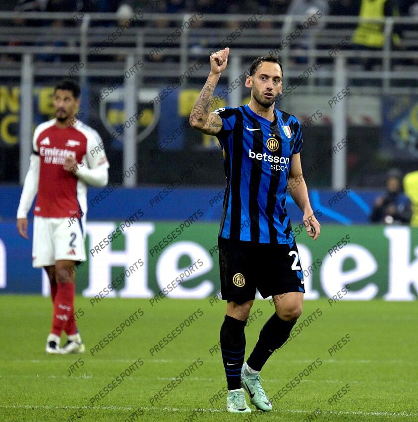Foto IPP/Paolo Bona Milano 06/11//2024 UEFA Champions League di Calcio stagione 2024/2025 partita Inter-Arsenal Nella foto Hakan Calhanoglu esulta dopo il gol del 1-0 su rigore Italy Photo Press Worldwide Copyright INTER MILAN-ARSENAL (1-0) 