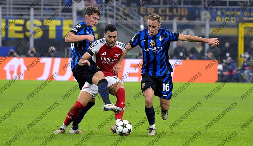 Foto IPP/Paolo Bona Milano 06/11//2024 UEFA Champions League di Calcio stagione 2024/2025 partita Inter-Arsenal Nella foto Benjamin Pavard, Mikel Marino e Davide Frattesi Italy Photo Press Worldwide Copyright INTER MILAN-ARSENAL (1-0) 