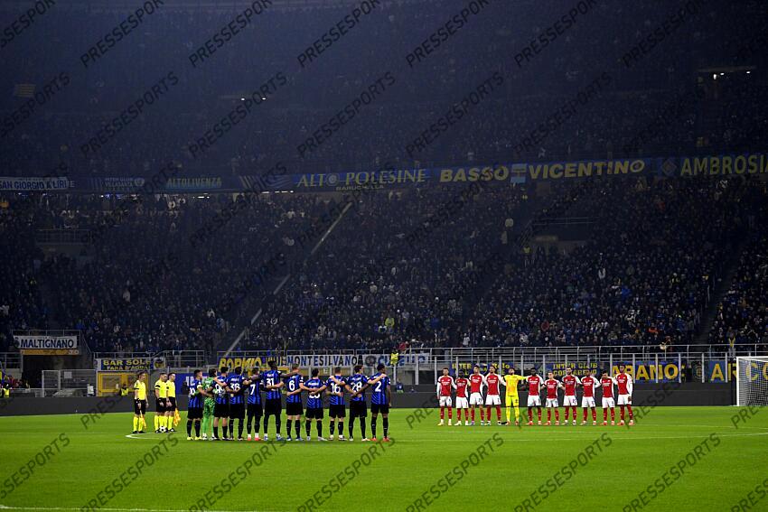 Foto IPP/Paolo Bona Milano 06/11//2024 UEFA Champions League di Calcio stagione 2024/2025 partita Inter-Arsenal Nella foto il minuto di silenzio per le vittime dell’alluvione di Valencia Italy Photo Press Worldwide Copyright INTER MILAN-ARSENAL (1-0) 