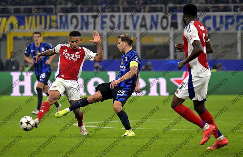 Foto IPP/Paolo Bona Milano 06/11//2024 UEFA Champions League di Calcio stagione 2024/2025 partita Inter-Arsenal Nella foto Nicolo' Barella e Gabriel Jesus Italy Photo Press Worldwide Copyright INTER MILAN-ARSENAL (1-0) 