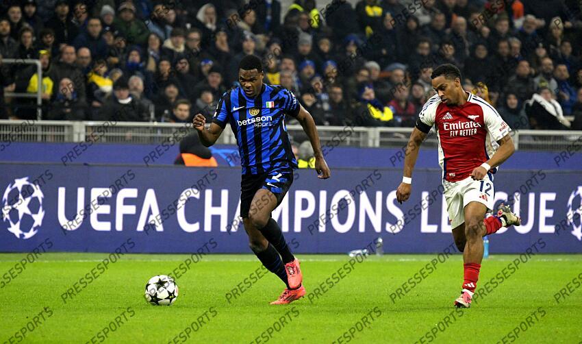 Foto IPP/Paolo Bona Milano 06/11//2024 UEFA Champions League di Calcio stagione 2024/2025 partita Inter-Arsenal Nella foto Denzel Dumfries e Jurrien Timber Italy Photo Press Worldwide Copyright INTER MILAN-ARSENAL (1-0) 
