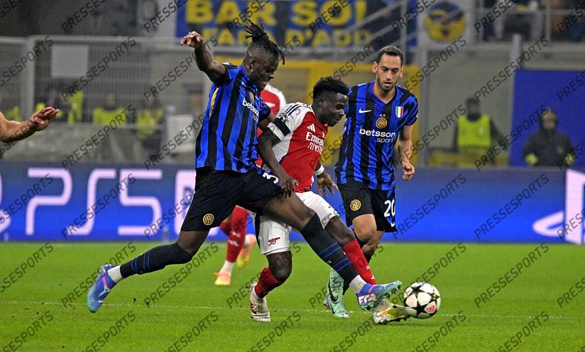 Foto IPP/Paolo Bona Milano 06/11//2024 UEFA Champions League di Calcio stagione 2024/2025 partita Inter-Arsenal Nella foto Bukayo Saka e Yann Bisseck Italy Photo Press Worldwide Copyright INTER MILAN-ARSENAL (1-0) 