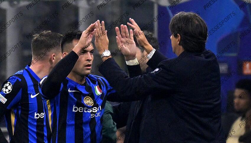 Foto IPP/Paolo Bona Milano 06/11//2024 UEFA Champions League di Calcio stagione 2024/2025 partita Inter-Arsenal Nella foto Lautaro Martinez dopo la sostituzione scambia un saluto con l' allenatore Simone Inzaghi Italy Photo Press Worldwide Copyright INTER MILAN-ARSENAL (1-0) 