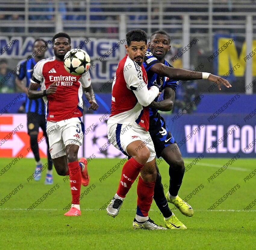 Foto IPP/Paolo Bona Milano 06/11//2024 UEFA Champions League di Calcio stagione 2024/2025 partita Inter-Arsenal Nella foto William Saliba e Marcus Thuram Italy Photo Press Worldwide Copyright INTER MILAN-ARSENAL (1-0) 