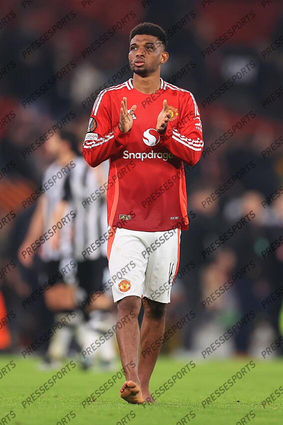 7th November 2024 - UEFA Europa League - League Phase - Manchester United v PAOK Salonika - A bare-footed Amad Diallo of Manchester United applauds the support after the match - Photo: Simon Stacpoole / Offside. MANCHESTER UNITED-PAOK SALONIQUE (2-0) 