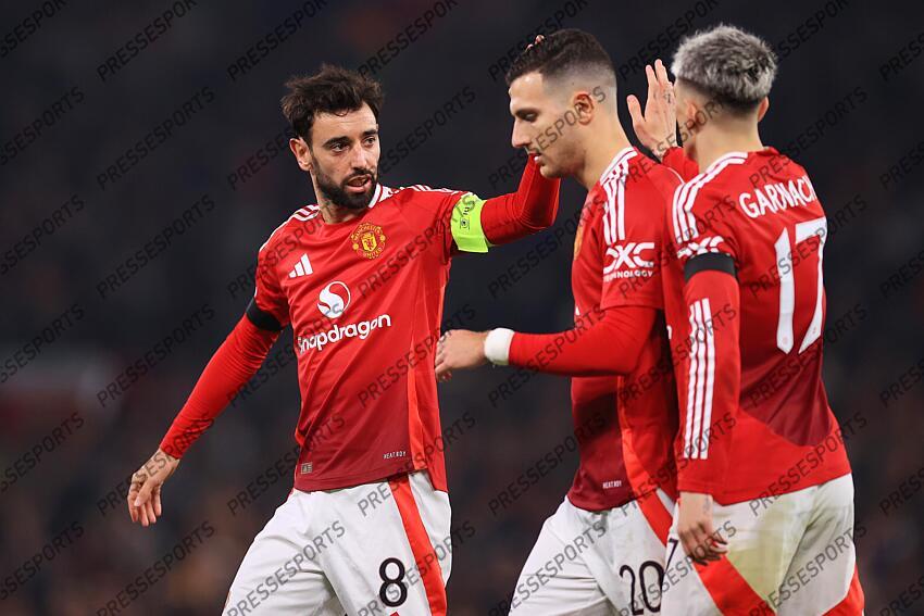 7th November 2024 - UEFA Europa League - League Phase - Manchester United v PAOK Salonika - Bruno Fernandes of Manchester United (L) high-fives Alejandro Garnacho of Manchester United as Diogo Dalot of Manchester United looks on - Photo: Simon Stacpoole / Offside. MANCHESTER UNITED-PAOK SALONIQUE (2-0) 