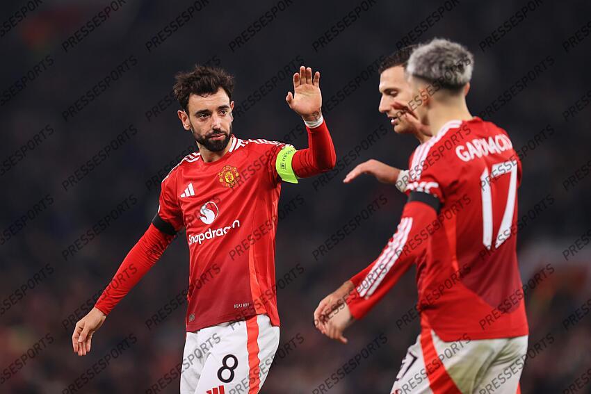 7th November 2024 - UEFA Europa League - League Phase - Manchester United v PAOK Salonika - Bruno Fernandes of Manchester United (L) high-fives Alejandro Garnacho of Manchester United - Photo: Simon Stacpoole / Offside. MANCHESTER UNITED-PAOK SALONIQUE (2-0) 