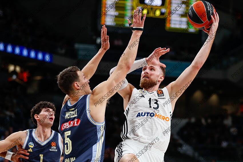 Yanni Wetzellof Alba Berlin and Dzanan Musa of Real Madrid in action during the Turkish Airlines EuroLeague Regular Season match between Real Madrid and Alba Berlin at Wizink Center on November 21, 2024 in Madrid, Spain. REAL MADRID-ALBA BERLIN (98-84) 
