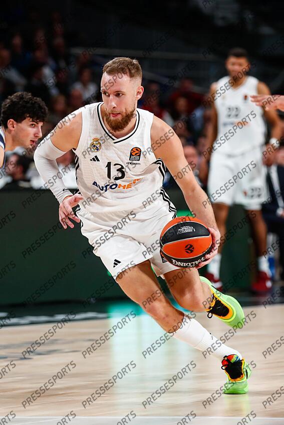 Dzanan Musa of Real Madrid in action during the Turkish Airlines EuroLeague Regular Season match between Real Madrid and Alba Berlin at Wizink Center on November 21, 2024 in Madrid, Spain. REAL MADRID-ALBA BERLIN (98-84) 