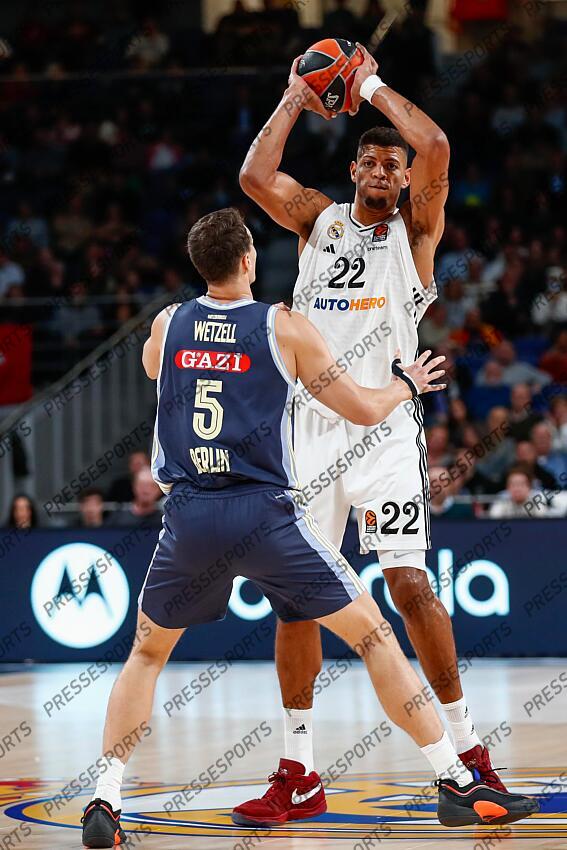 Yanni Wetzellof Alba Berlin and Walter Samuel Tavares da Veiga of Real Madrid in action during the Turkish Airlines EuroLeague Regular Season match between Real Madrid and Alba Berlin at Wizink Center on November 21, 2024 in Madrid, Spain. REAL MADRID-ALBA BERLIN (98-84) 
