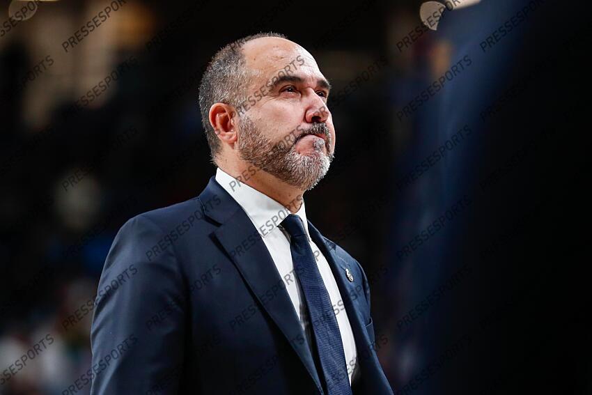 Chus Mateo, head coach of Real Madrid looks on during the Turkish Airlines EuroLeague Regular Season match between Real Madrid and Alba Berlin at Wizink Center on November 21, 2024 in Madrid, Spain. REAL MADRID-ALBA BERLIN (98-84) 