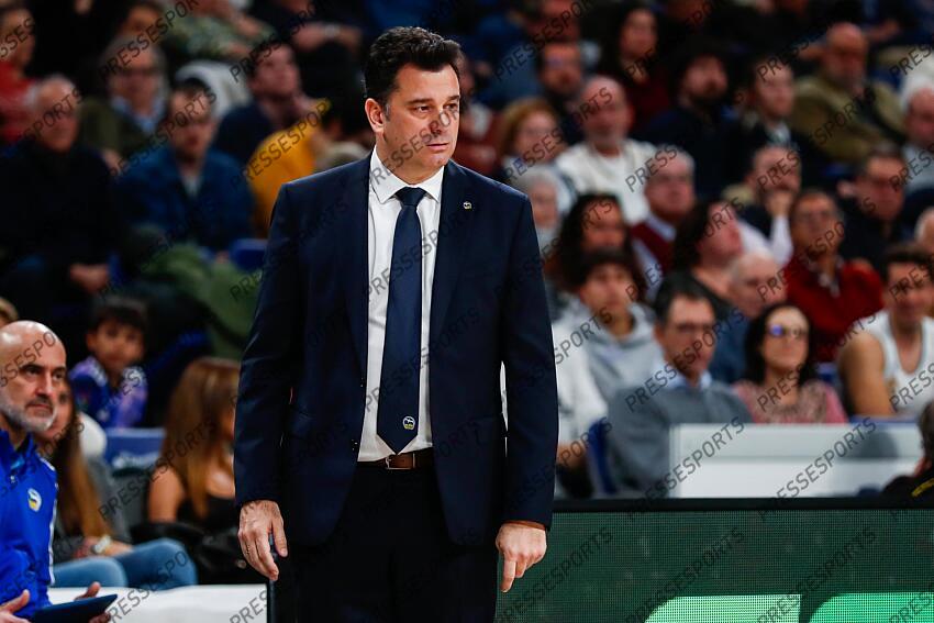 Israel Gonzalez, head coach of Alba Berlin looks on during the Turkish Airlines EuroLeague Regular Season match between Real Madrid and Alba Berlin at Wizink Center on November 21, 2024 in Madrid, Spain. REAL MADRID-ALBA BERLIN (98-84) 