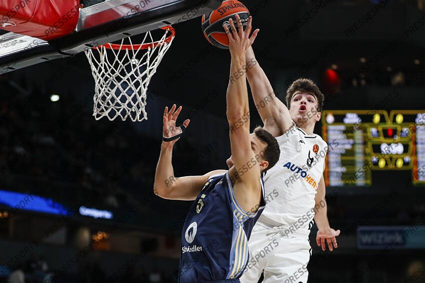 Yanni Wetzellof Alba Berlinand Facundo Campazzo of Real Madrid in action during the Turkish Airlines EuroLeague Regular Season match between Real Madrid and Alba Berlin at Wizink Center on November 21, 2024 in Madrid, Spain. REAL MADRID-ALBA BERLIN (98-84) 