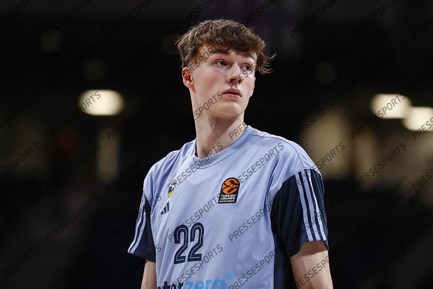 Amon Doerries of Alba Berlin warms up during the Turkish Airlines EuroLeague Regular Season match between Real Madrid and Alba Berlin at Wizink Center on November 21, 2024 in Madrid, Spain. REAL MADRID-ALBA BERLIN (98-84) 