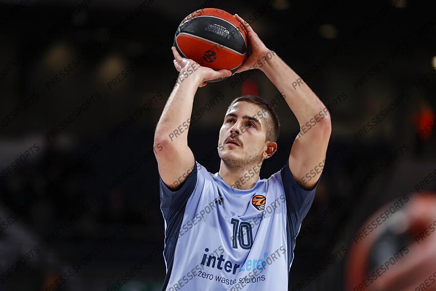 Tim Schneider of Alba Berlin warms up during the Turkish Airlines EuroLeague Regular Season match between Real Madrid and Alba Berlin at Wizink Center on November 21, 2024 in Madrid, Spain. REAL MADRID-ALBA BERLIN (98-84) 