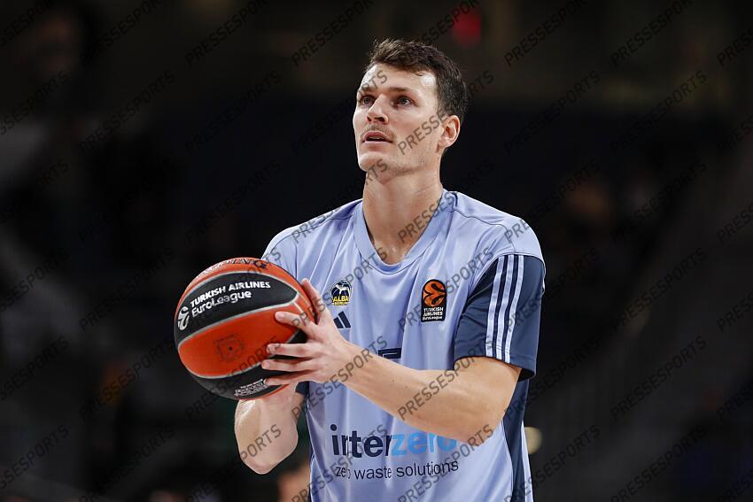 Yanni Wetzellof Alba Berlin warms up during the Turkish Airlines EuroLeague Regular Season match between Real Madrid and Alba Berlin at Wizink Center on November 21, 2024 in Madrid, Spain. REAL MADRID-ALBA BERLIN (98-84) 