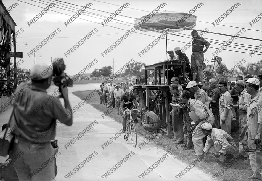 coppi (fausto) COLMAR/NANCY Fausto Coppi, futur vainqueur d'étape, en termine à Nancy. Chronométreurs, juges à l'arrivée. fonds n/b 