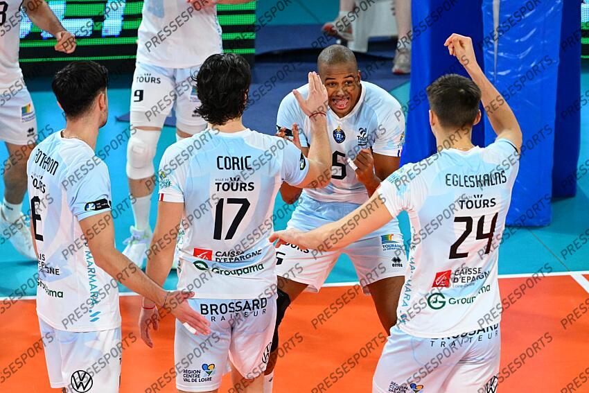 pothron (antoine) coric (zeljko) nascimento dos santos (leandro) egleskalns (hermans) PARIS VOLLEY-TOURS (1-3) 