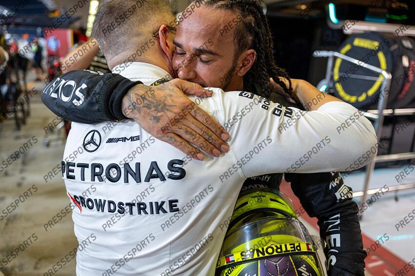 Peter Bonnington (GBR, Mercedes-AMG Petronas F1 Team), #44 Lewis Hamilton (GBR, Mercedes-AMG Petronas F1 Team), F1 Grand Prix of Abu Dhabi at Yas Marina Circuit on December 8, 2024 in Abu Dhabi, United Arab Emirates. (Photo by HOCH ZWEI) GRAND PRIX D'ABU DHABI 