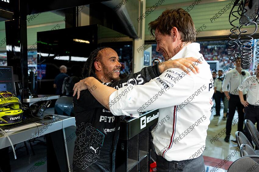 #44 Lewis Hamilton (GBR, Mercedes-AMG Petronas F1 Team), Toto Wolff (AUT, Mercedes-AMG Petronas F1 Team), F1 Grand Prix of Abu Dhabi at Yas Marina Circuit on December 8, 2024 in Abu Dhabi, United Arab Emirates. (Photo by HOCH ZWEI) GRAND PRIX D'ABU DHABI 