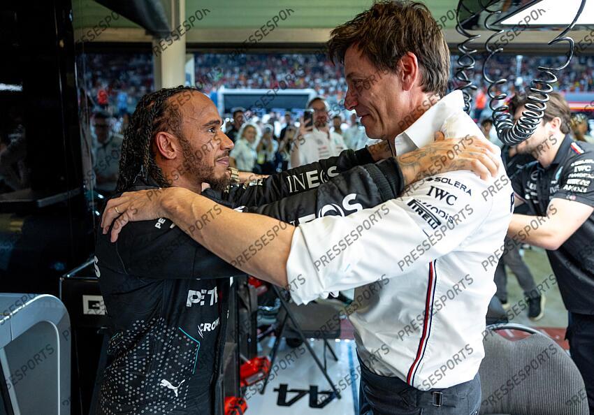 #44 Lewis Hamilton (GBR, Mercedes-AMG Petronas F1 Team), Toto Wolff (AUT, Mercedes-AMG Petronas F1 Team), F1 Grand Prix of Abu Dhabi at Yas Marina Circuit on December 8, 2024 in Abu Dhabi, United Arab Emirates. (Photo by HOCH ZWEI) GRAND PRIX D'ABU DHABI 