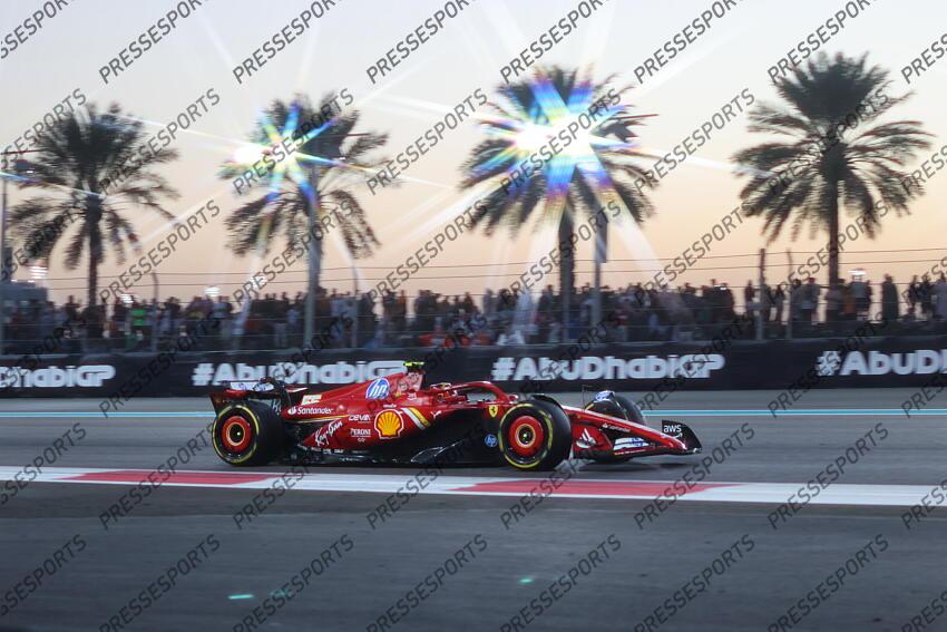 08.12.2024, Yas Marina Circuit, Abu Dhabi, VAE, FIA, Formel 1, Grosser Preis von Abu Dhabi, Rennen, im Bild Carlos Sainz (Scuderia Ferrari HP, #55) // during the Race for the FIA Formula One Grand Prix of Abu Dhabi at the Yas Marina Circuit in Abu Dhabi, United Arab Emirates on 2024/12/08. EXPA Pictures © 2024, PhotoCredit: EXPA/ Eibner-Pressefoto/ Annika Graf ATTENTION - OUT of GER GRAND PRIX D'ABU DHABI 