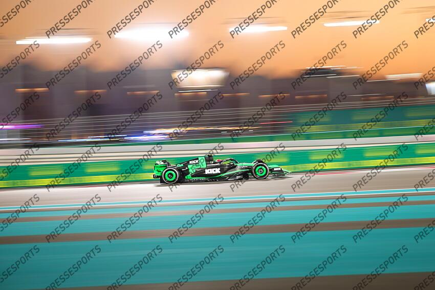 08.12.2024, Yas Marina Circuit, Abu Dhabi, VAE, FIA, Formel 1, Grosser Preis von Abu Dhabi, Rennen, im Bild Zhou Guanyu (Stake F1 Team Kick Sauber, #24) // during the Race for the FIA Formula One Grand Prix of Abu Dhabi at the Yas Marina Circuit in Abu Dhabi, United Arab Emirates on 2024/12/08. EXPA Pictures © 2024, PhotoCredit: EXPA/ Eibner-Pressefoto/ Annika Graf ATTENTION - OUT of GER GRAND PRIX D'ABU DHABI 