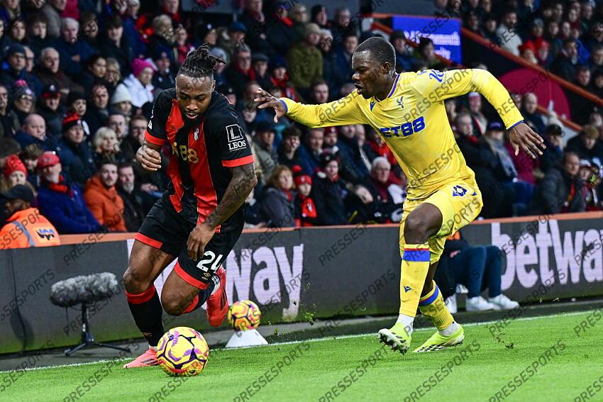 26.12.2024, Goldsands Stadium, Bournemouth, ENG, Premier League, AFC Bournemouth vs Crystal Palace, 18. Runde, im Bild Antoine Semenyo of Bournemouth tries to find a way past Tyrick Mitchell of Crystal Palace // Antoine Semenyo of Bournemouth tries to find a way past Tyrick Mitchell of Crystal Palace during the Premier League 18th round match between AFC Bournemouth and Crystal Palace at the Goldsands Stadium in Bournemouth, England on 2024/12/26. EXPA Pictures © 2024, PhotoCredit: EXPA/ Focus Images/ Jeremy Landey ATTENTION - for AUT, GER, FRA, ITA, SUI, POL, CRO, SLO only BOURNEMOUTH-CRYSTAL PALACE (0-0) 