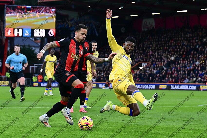 26.12.2024, Goldsands Stadium, Bournemouth, ENG, Premier League, AFC Bournemouth vs Crystal Palace, 18. Runde, im Bild Justin Kluivert of Bournemouth tries to find a way past Jefferson Lerma of Crystal Palace // Justin Kluivert of Bournemouth tries to find a way past Jefferson Lerma of Crystal Palace during the Premier League 18th round match between AFC Bournemouth and Crystal Palace at the Goldsands Stadium in Bournemouth, England on 2024/12/26. EXPA Pictures © 2024, PhotoCredit: EXPA/ Focus Images/ Jeremy Landey ATTENTION - for AUT, GER, FRA, ITA, SUI, POL, CRO, SLO only BOURNEMOUTH-CRYSTAL PALACE (0-0) 